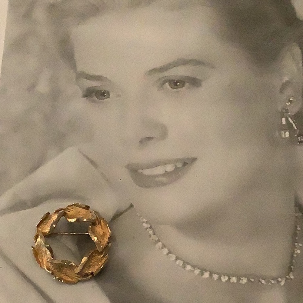 VINTAGE “CATHE” Signed Gold-Plated Abstract Leaf Wreath Brooch Pin.
